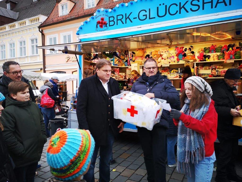 Unser Foto zeigt v.l. Kreisbereitschaftsleiter Benedikt Weltge, Geschäfsführer Herbert Werner, sowie die Glücksfee Anna Sedlmeir.