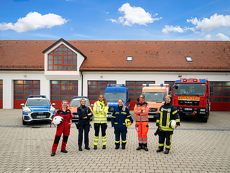 Weltfrauentag Polizei Luftrettung Rettungsdienst THW Feuerwehr