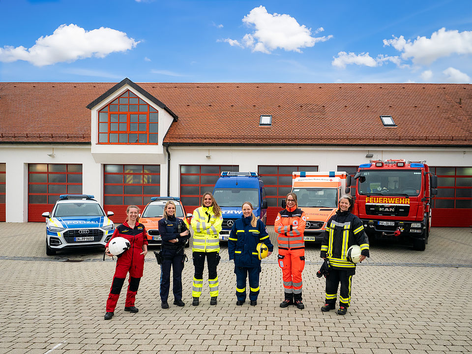 Weltfrauentag Polizei Luftrettung Rettungsdienst THW Feuerwehr